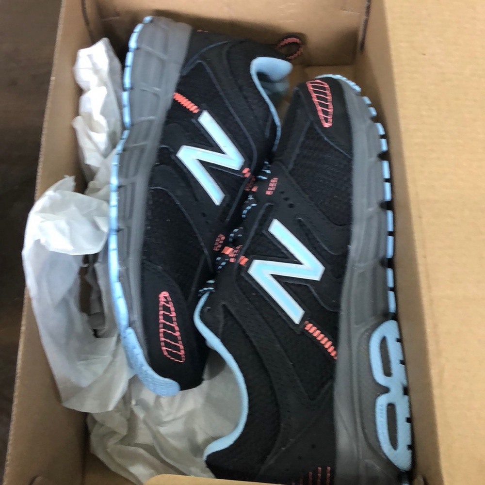 New balance sneakers woman’s size 5 NWT
